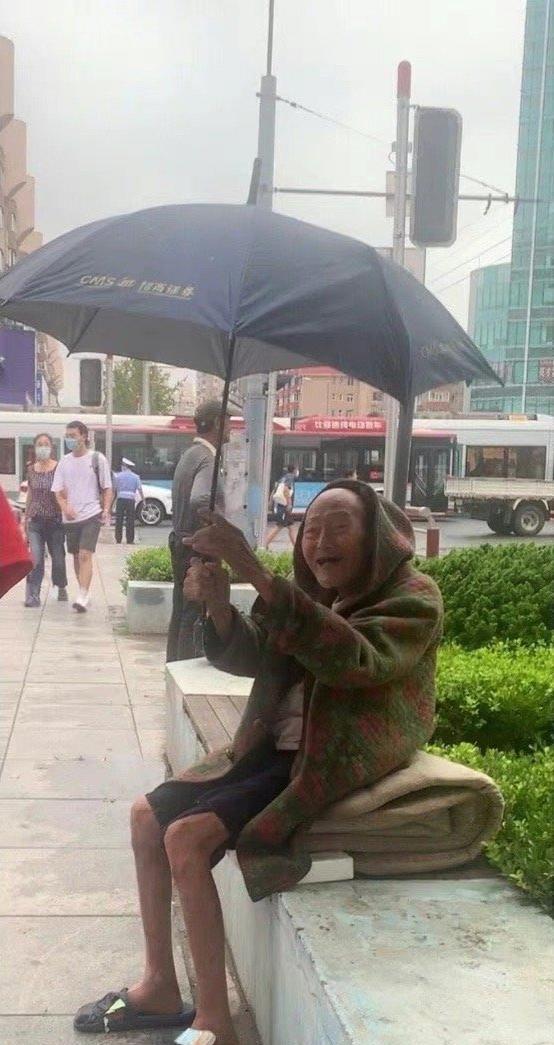 他9年拿假币买2000多次面条,到死都没被揭穿:这是最善意的谎言