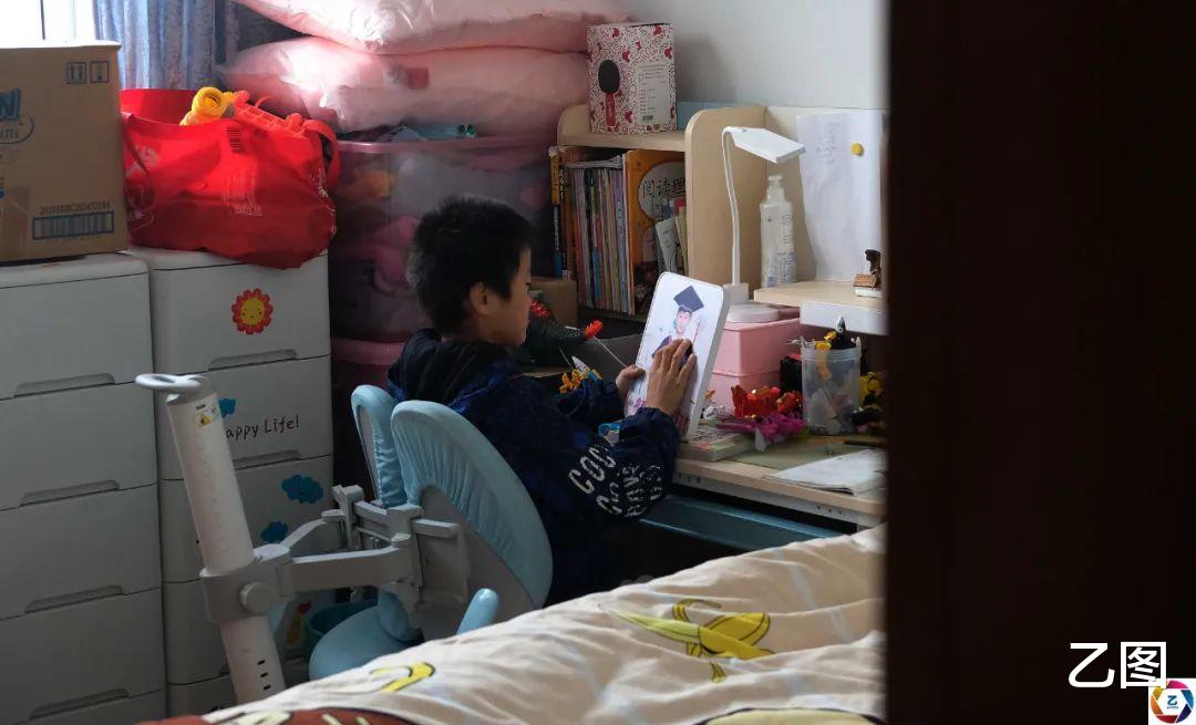 夫妻俩为减轻母亲负担,停了孩子医保,未料断缴第一年儿子出事了