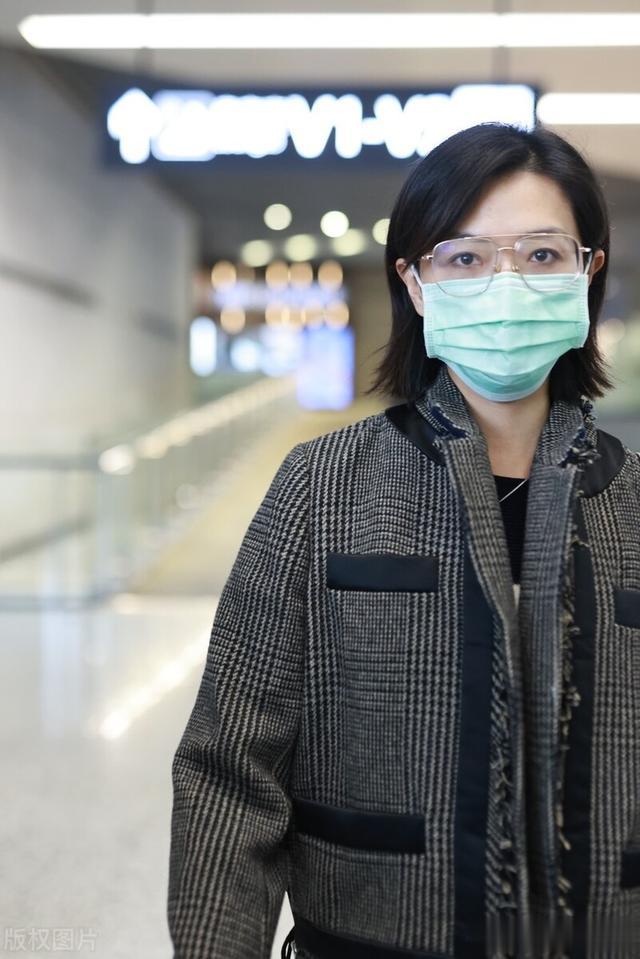 万茜|万茜现身虹桥机场 身穿灰色针织外套 成熟性感魅力十足