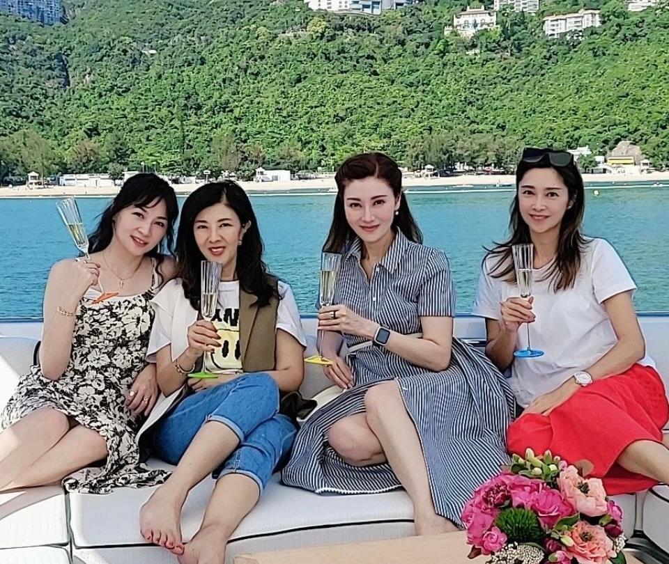 李嘉欣|李嘉欣脸圆润更加漂亮，跟一众富婆合影最有气质，姐姐颜值最差