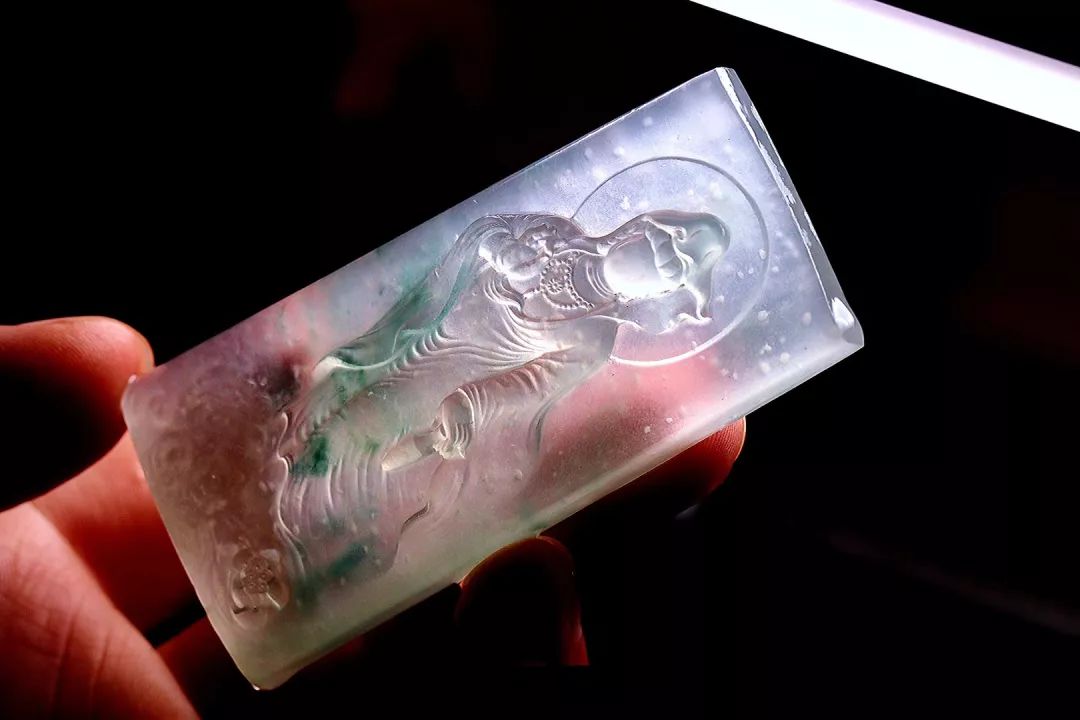 雕刻|一块冰种雪花棉翡翠片料，雕刻观音大牌，作品一出来大家都惊叹，太漂亮了！