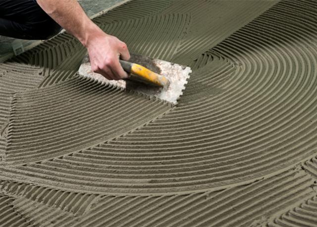 和工人探讨了一下午,才终于搞清楚瓷砖干铺、湿铺和薄贴的区别