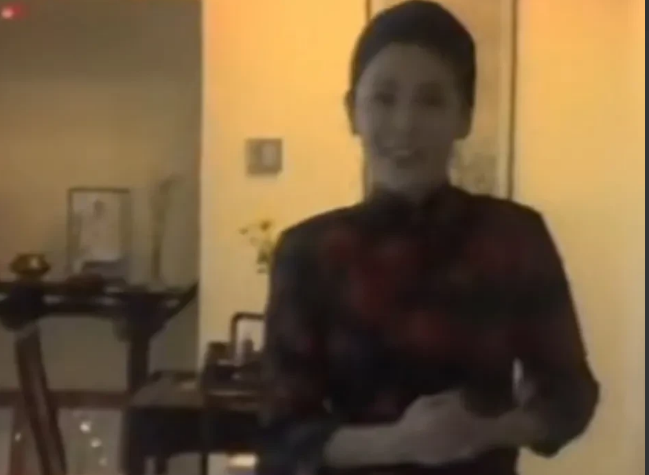 向太|10月18日晚,向太在社交平台发布了年轻时的照片,岁月从不败美人