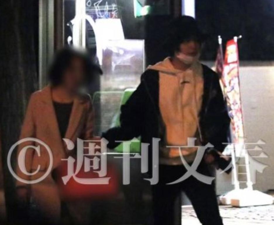 拥抱|男星被曝一晚约会三位女性!街头亲密拥抱好暧昧,本人已道歉