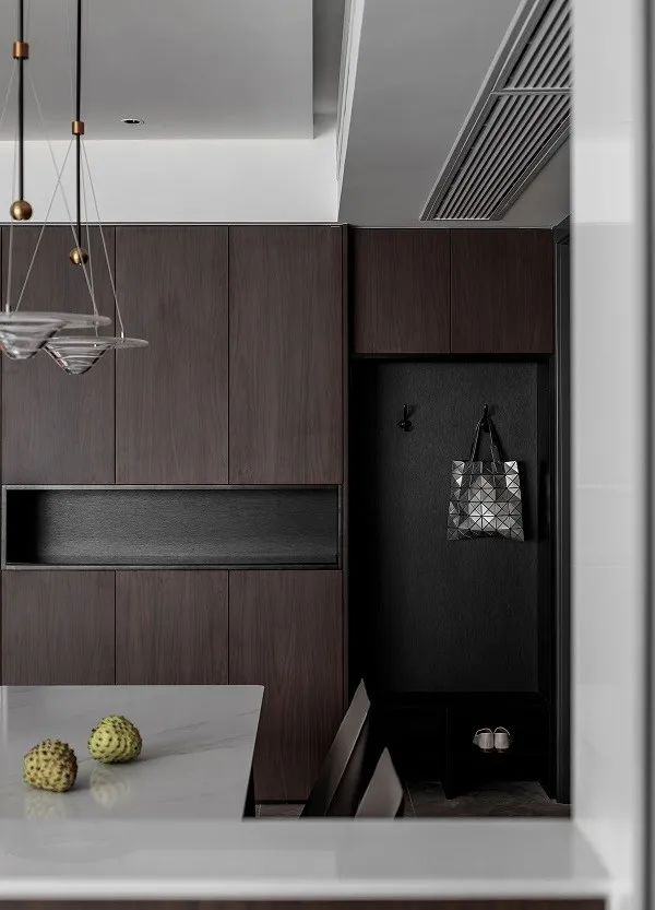 告别杂乱和常规!这个143m2现代极简之家,自带温柔滤镜!