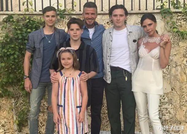 哈珀·贝克汉姆 10岁小七身材发育明显,从小胖到大,游泳时挂贝克汉姆脖子上