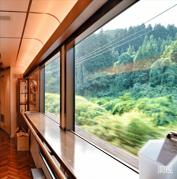 火车|国内首例全景观光火车，耗资30亿，全程20余公里玻璃窗户近2米