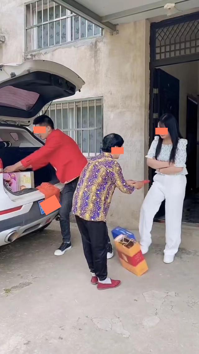 女子踢翻男子带来的聘礼,对男子说:你的相亲对象是我妈妈