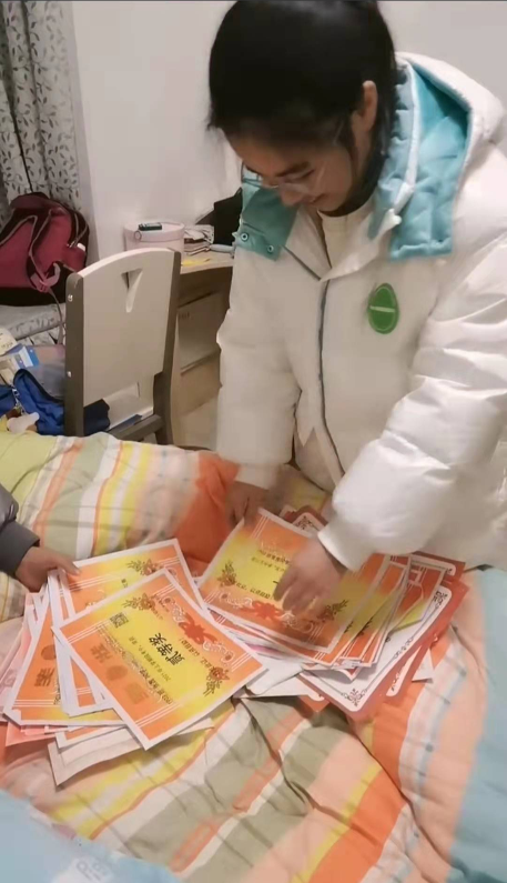 湖南|爸爸答应女儿奖状可换钱，随后就后悔了，网友：私房钱已被掏空