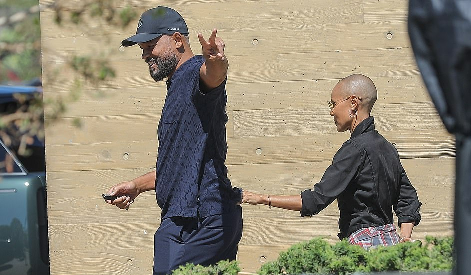 威尔·史密斯|掌掴事件后威尔史密斯和老婆首次出街！妻子拽着他太腻歪，好甜蜜