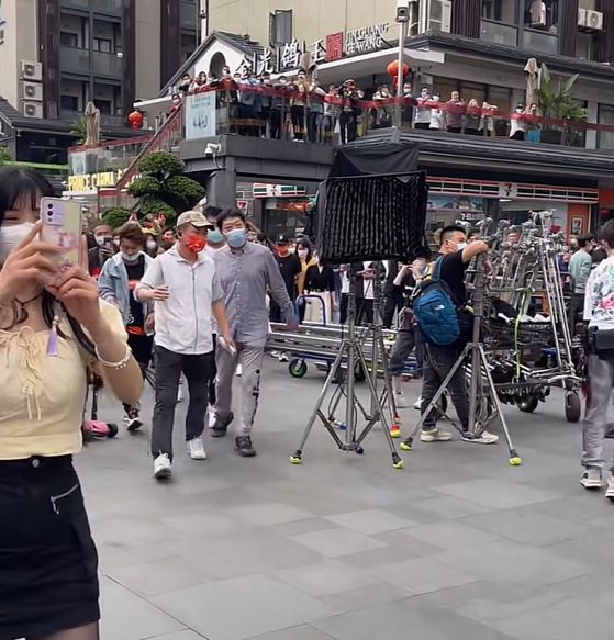 韩童生|66岁韩童生在深圳拍戏，路人纷纷围观拍摄：他拍的家庭剧很搞笑