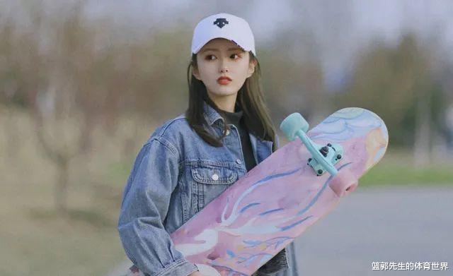 斯蒂芬·库里|最美库蜜小七晒照，化身为滑板少女，公开撩粉丝：准备撞进你的心
