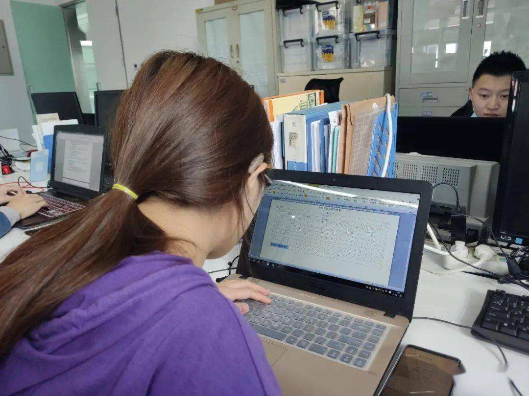 员工“休假”半个月,老板花8000元雇实习生,假后回来发现人财两空