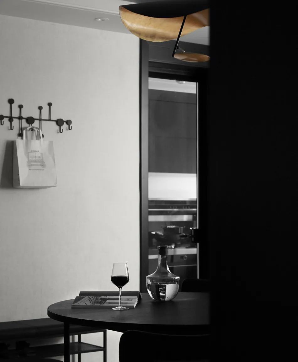 慵懒、随性:他家的暗黑系小四房,不仅动线灵活还秒变高级!