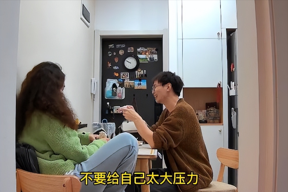 浙江杭州,男子失业很焦虑,女友开导很贴心:我周末打工养你!