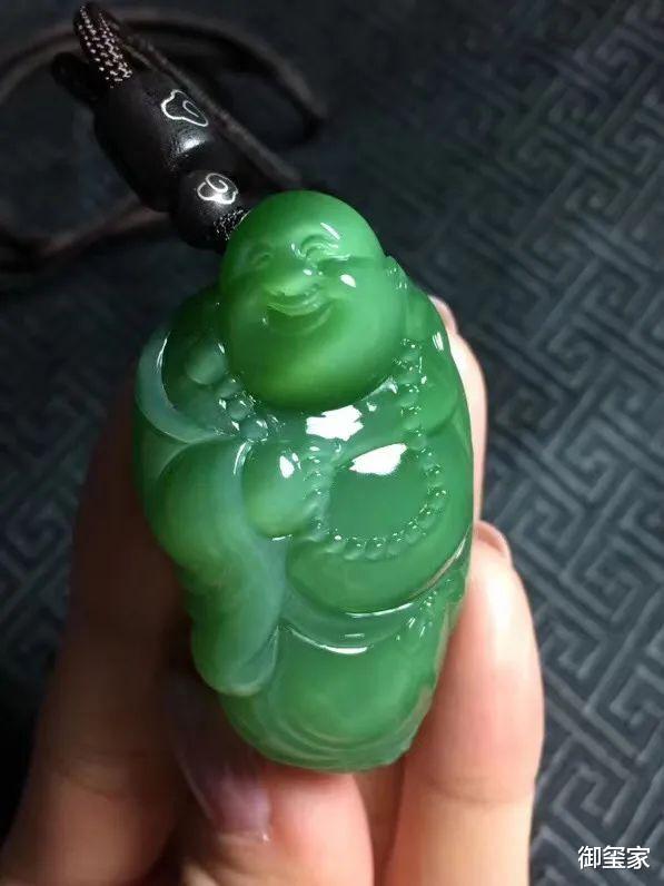 菠菜|什么样的和田玉碧玉最好?有黑点的碧玉可以选吗?