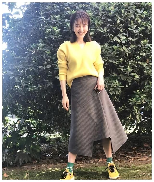 王冠|“美女主持”王冠：和曹可凡传绯闻，被母亲催婚，39岁仍单身