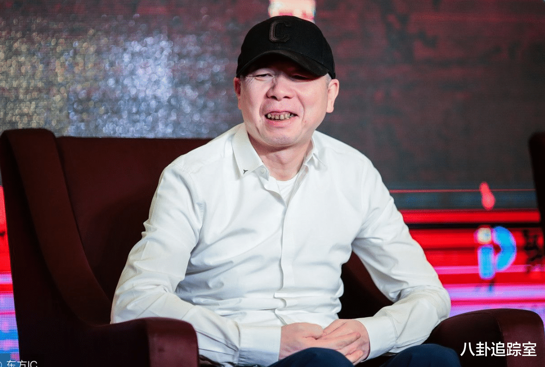 冯小刚|冯小刚疑似全家回国过年,发长文吐槽环境差,暗讽张艺谋多此一举