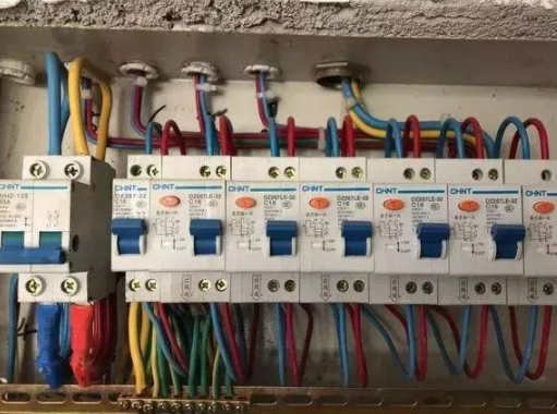 为什么电线都要绕几圈再接开关?只是为了多赚钱吗?大家都误解了