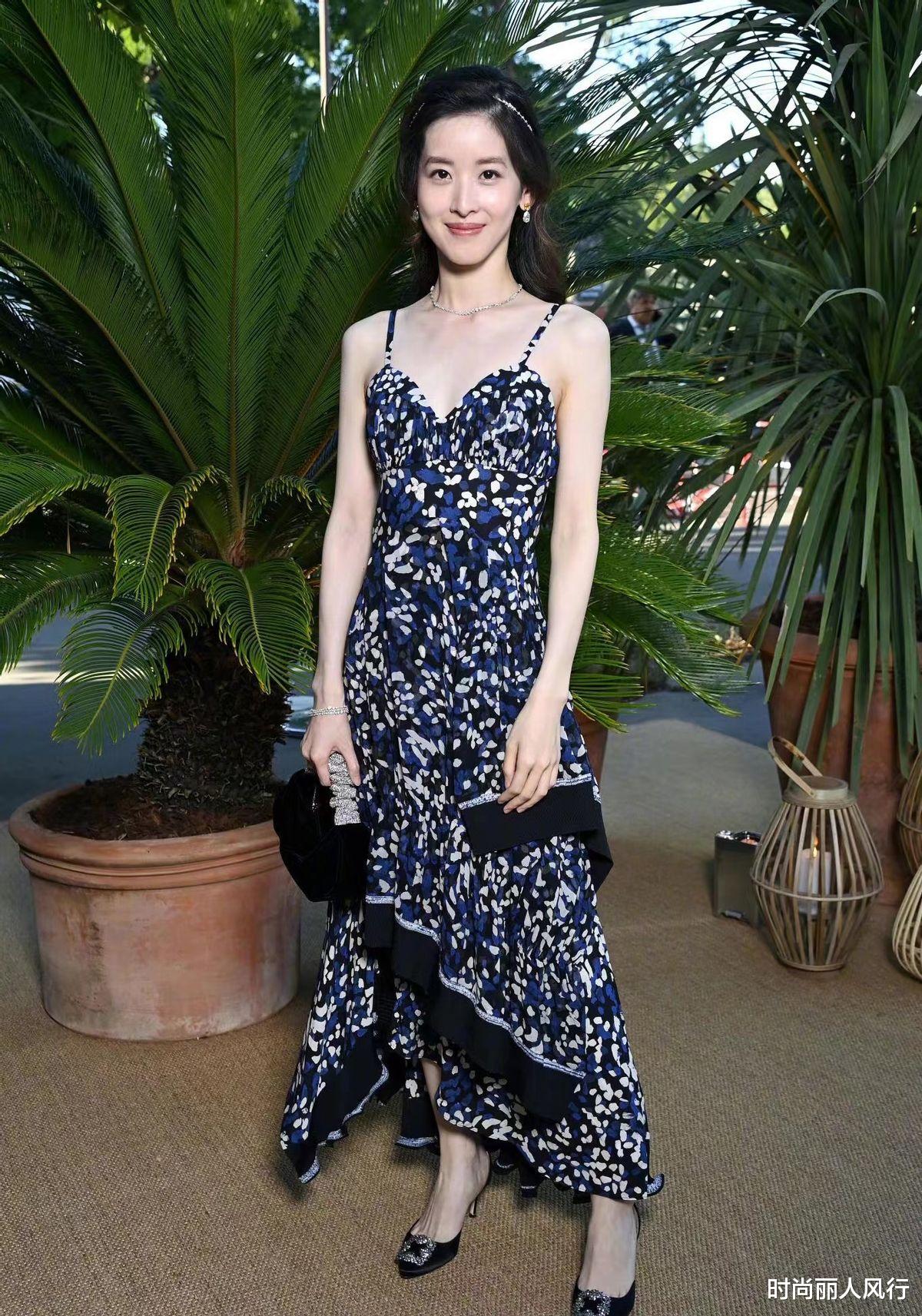 章泽天才亮相就老这么多！穿印花裙参加晚宴，比40岁宋慧乔还显老