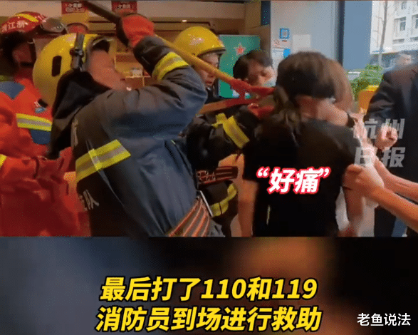 两女孩餐馆玩“生死局”,让陌生男子锁住脖子,上演“合体”闹剧