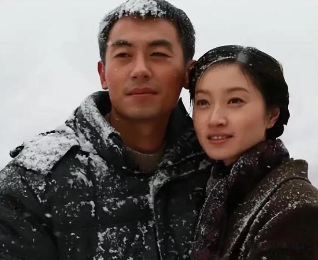 行尸走肉|朱亚文沈佳妮:从一见钟情到人间烟火,活成了演艺圈的模范夫妻