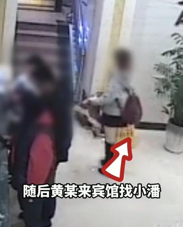 18岁小伙约47岁女子包夜,两小时后不堪忍受逃走,两人因50块翻脸
