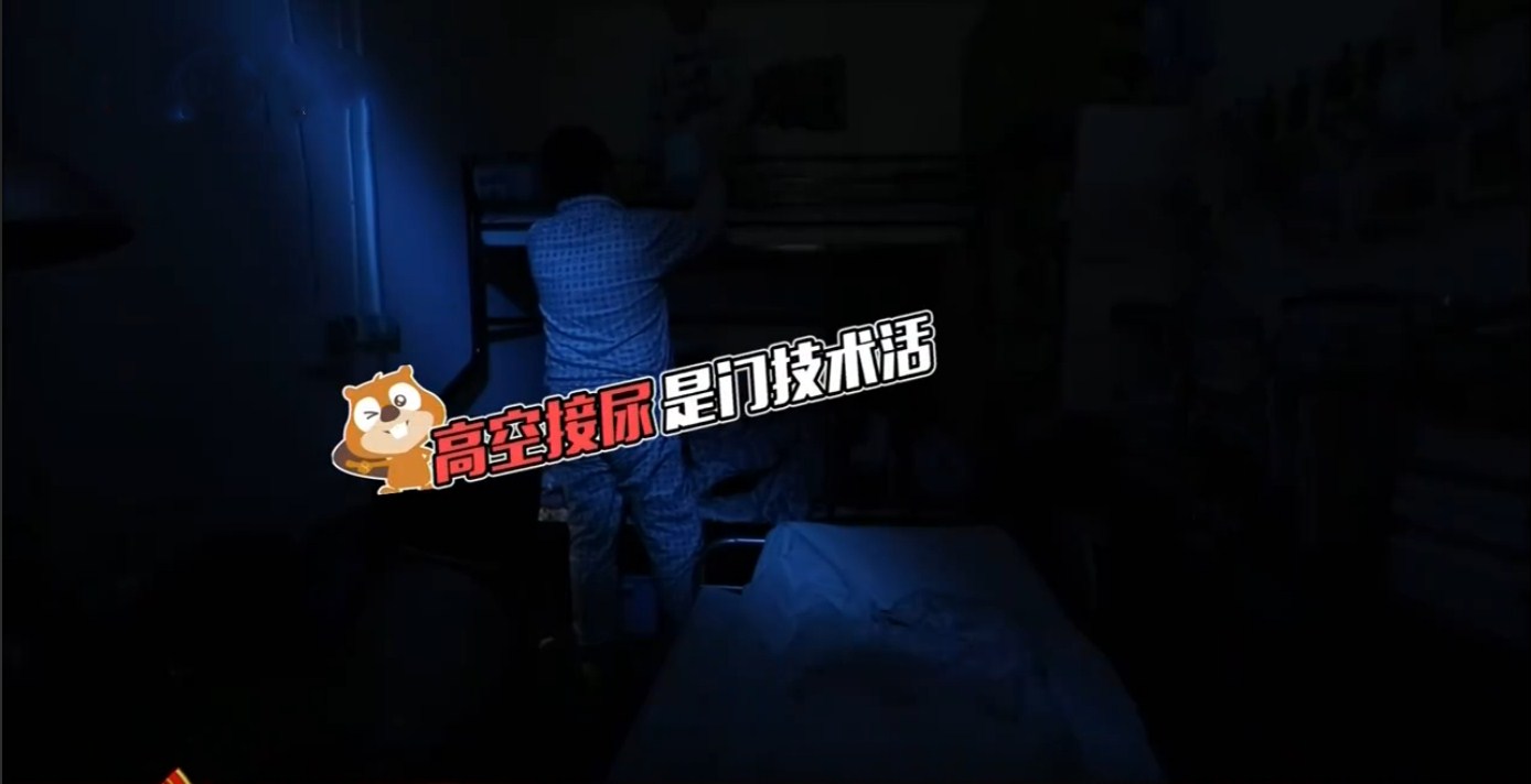 一家3口睡10㎡棺材房，吃喝拉撒都在床上，妻子洗澡儿子难避嫌