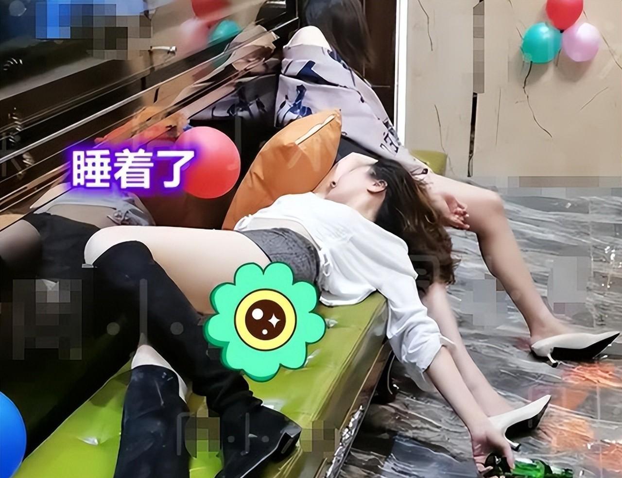 回顾江苏5女子KTV聚会,醉酒乱躺沙发形象不雅,服务员行为引热议