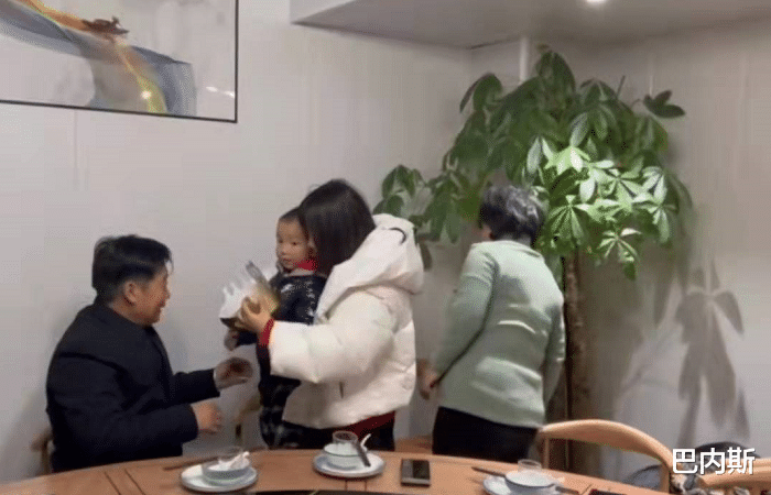 郭希宽|熊磊带儿子给郭希宽过生日,楷楷给爷爷戴生日帽,眼神却充满畏惧