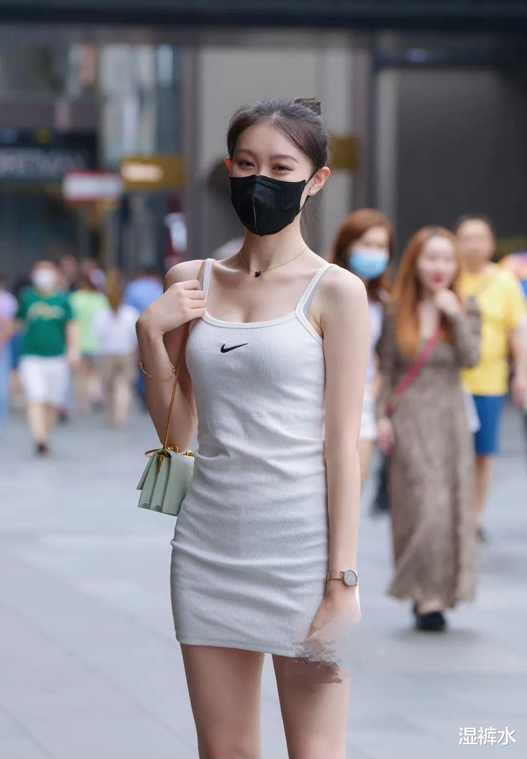 吊带帆布鞋的搭配，眼眸带笑，真让人舒服