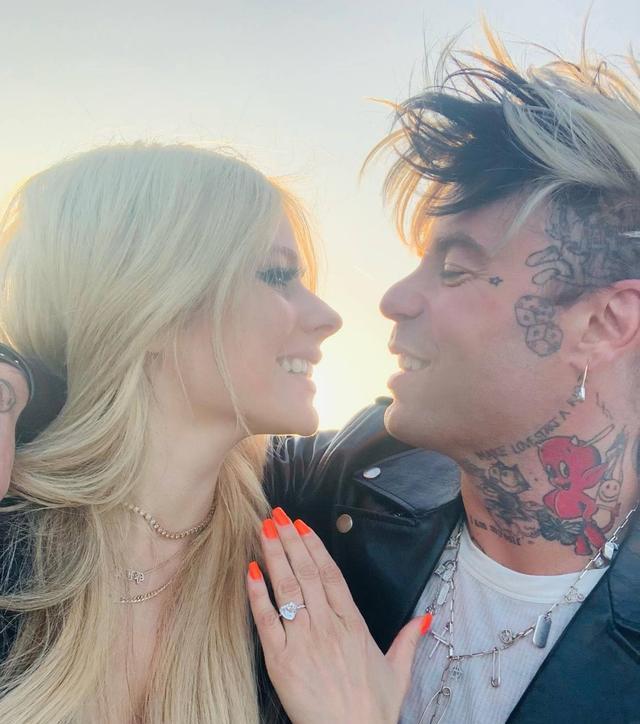 艾薇儿|艾薇儿在巴黎被求婚,粉丝们却表示开心不起来……