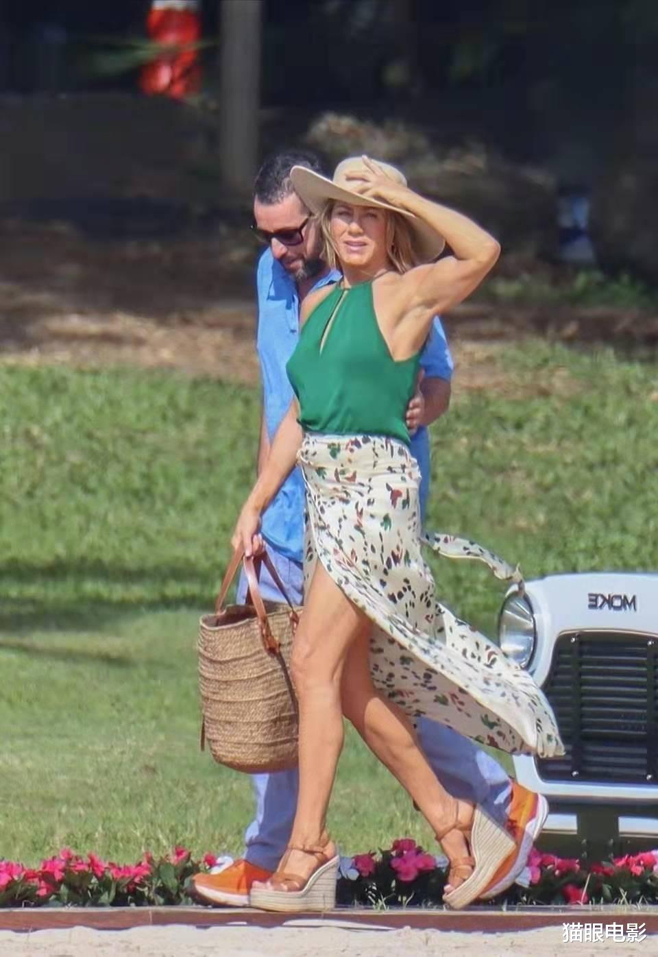 詹妮弗·安妮斯顿|詹妮弗安妮斯顿身材太好,肱二头肌比男演员还强,腿上全是肌肉