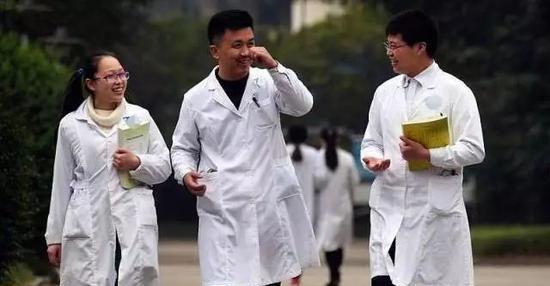 |“理想型男友”职业排行榜，公务员下滑第五，榜首职业很高大上