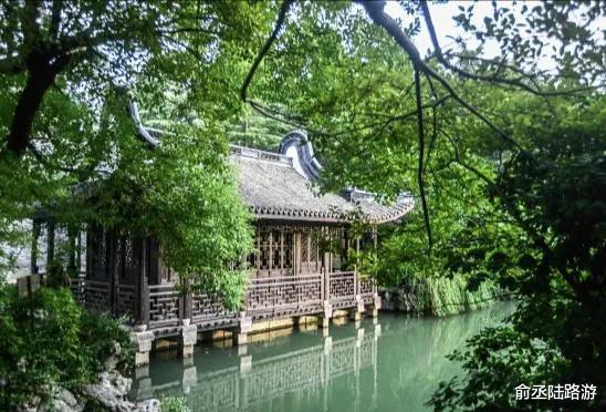 狮子|乌镇惊现人骑石狮子雕塑，网友，这是文化入侵