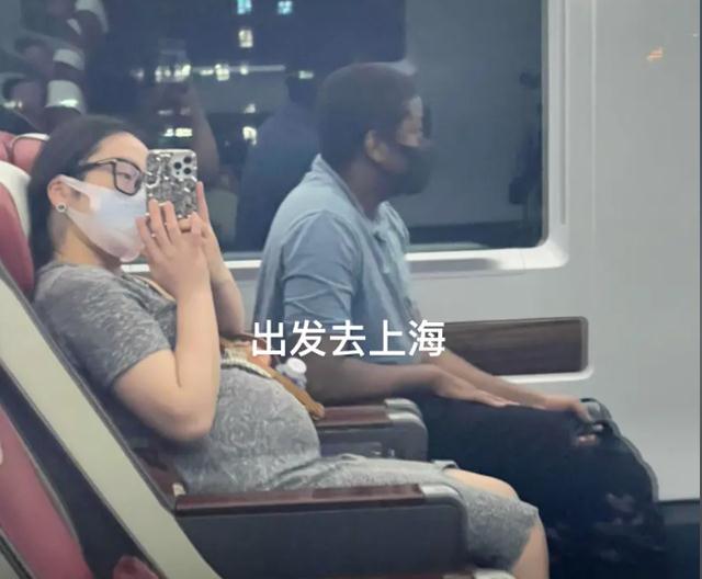 脐带|嫁非洲老公的网红周周产女，大15岁老公亲剪脐带，女儿皮肤粉白