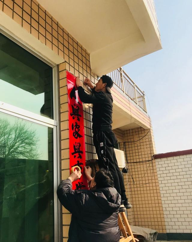 年关将至,“高人一等”贴春联方式,会影响邻里和谐,还不吉利