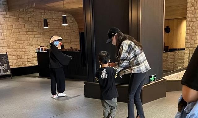 黄晓明|黄晓明杨颖复合希望渺茫，网传男方与叶柯同居，女方低调当好妈妈