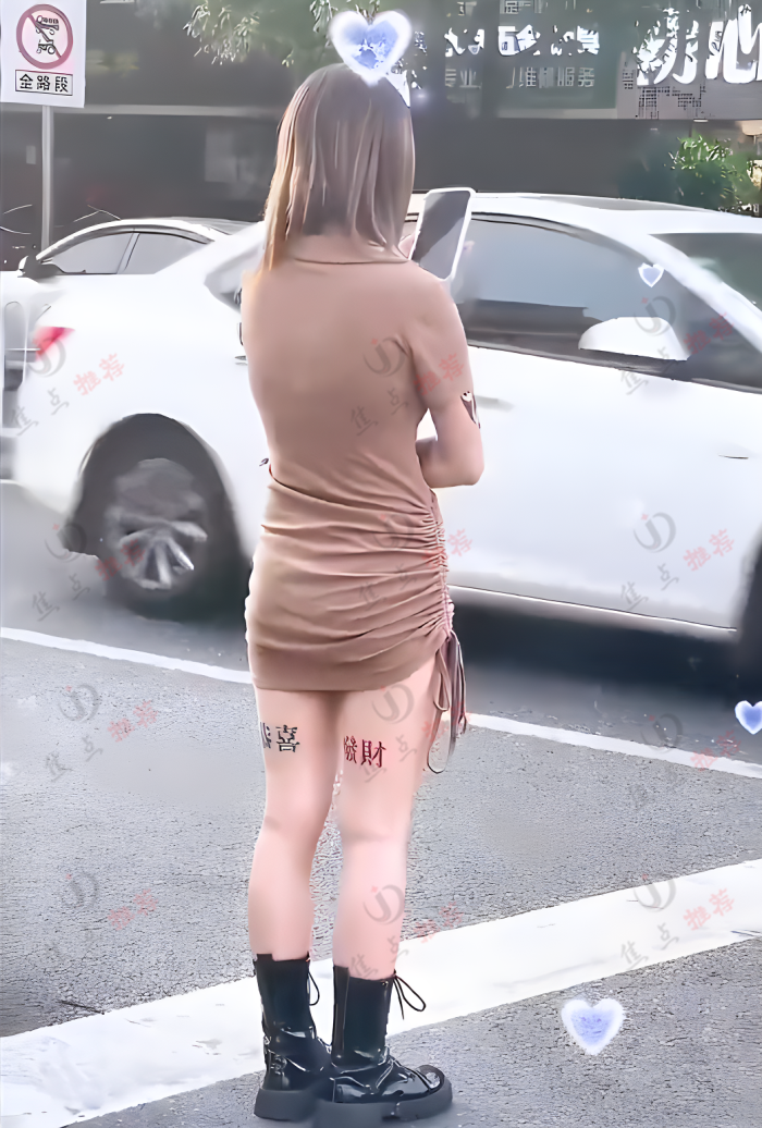 年轻女子路边等车,左腿纹恭喜,右腿纹发财,网友:帮她写个横批