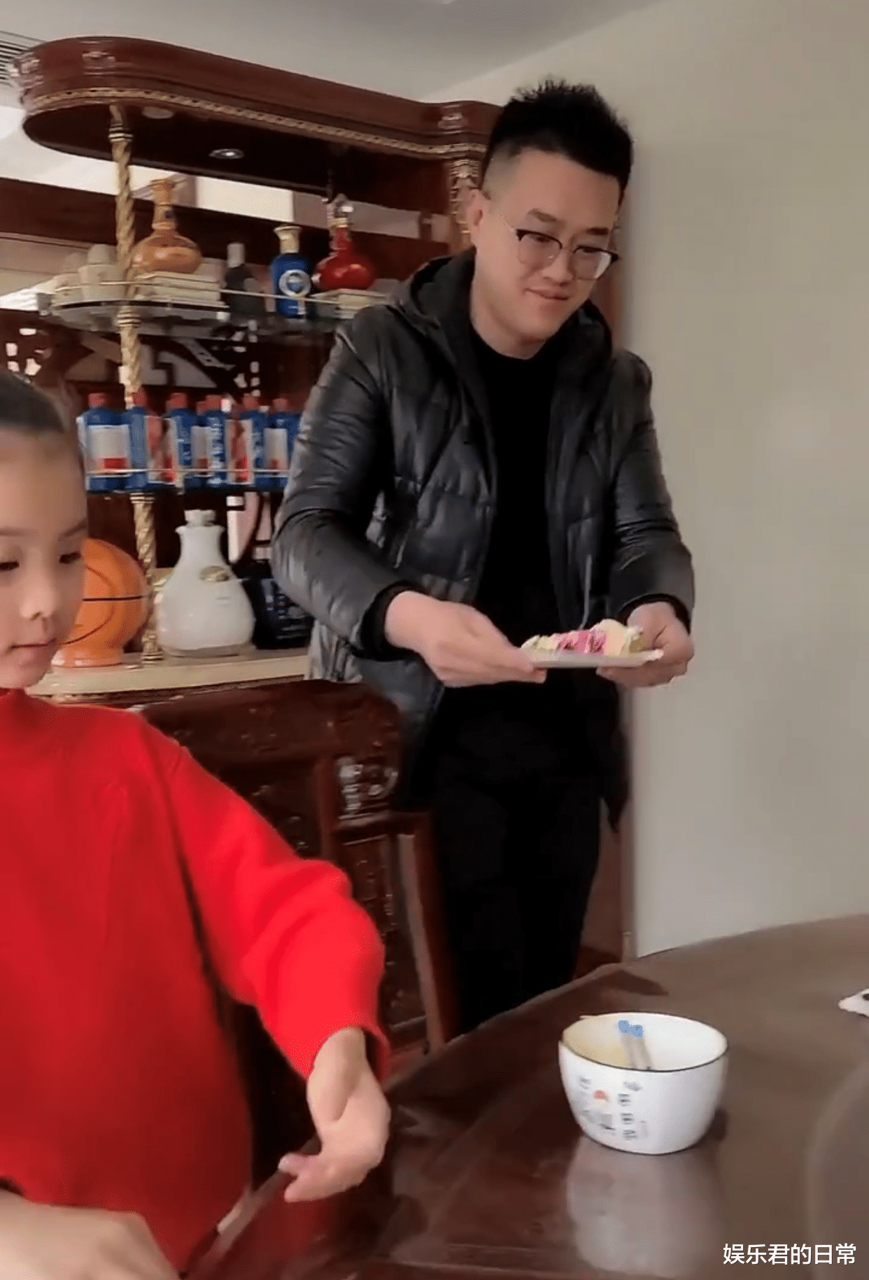 刘和刚|刘和刚给母亲低调庆生，一家八口吃家常小菜，十几瓶茅台意外抢镜