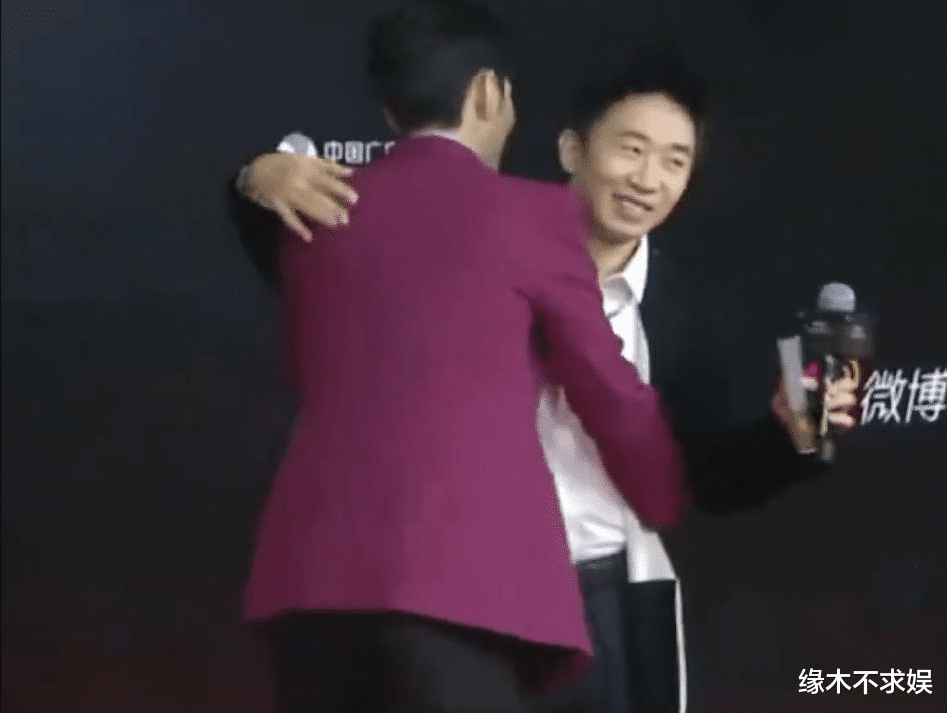 肖战|微博视界大会红毯:肖战绅士有礼,赵丽颖被批没礼貌,殷桃太憔悴