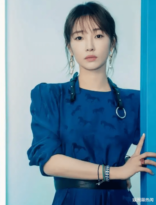 白百何|怀三胎？白百合带儿子逛街，穿紧身衣腹部隆起，母子站一起像情侣