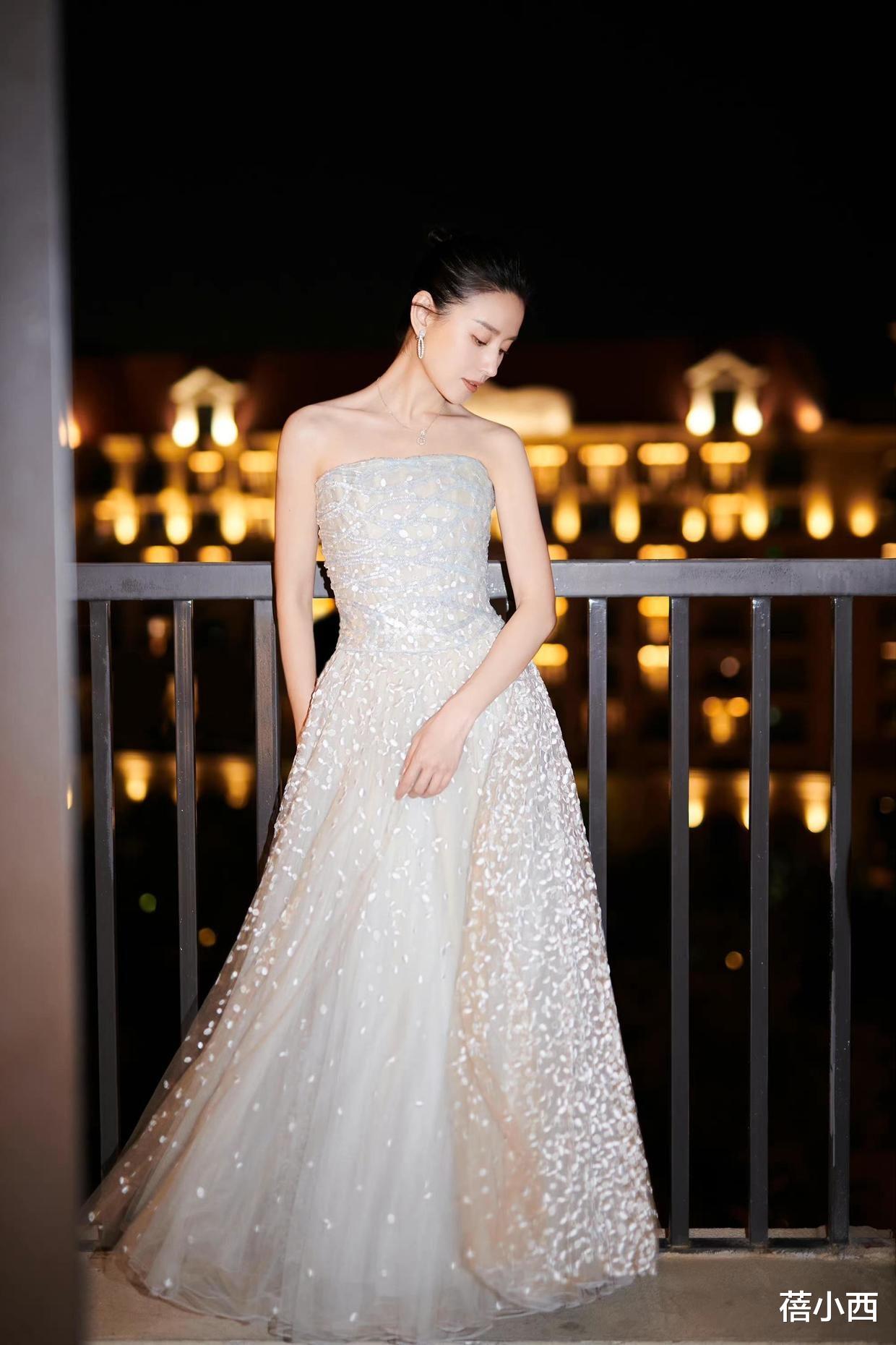 董洁|“董洁”的气质真不一般,穿风衣直接素颜走机场,难掩女神范