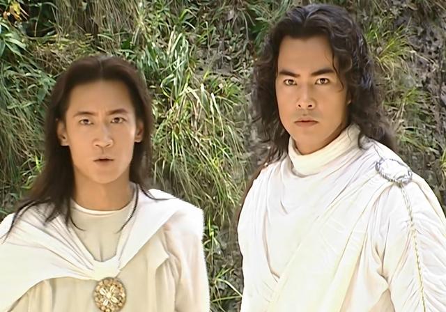 于波|《长月烬明》90后男神于波，饰演上古妖王谛冕，他的童博惊艳童年