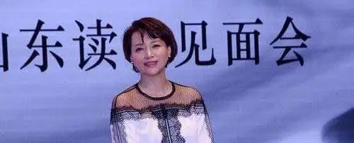 明星素颜|百亿富豪丈夫破产，儿子入美籍成了笑话，董卿的豪门梦为何“碎了一地”？