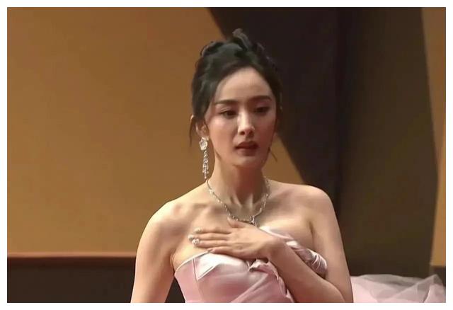 柳岩|被男星盯着看胸,柳岩无奈微笑,迪丽热巴单手挡胸,太无语了