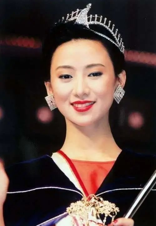 她曾是“亚洲小姐”冠军，容貌美得令人心动，却在13岁时离家出走