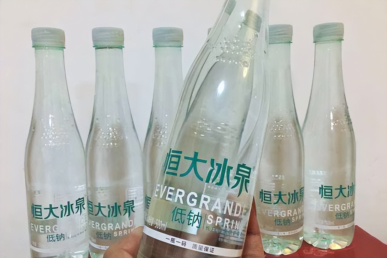 混得“最失败”的瓶装水,花60亿打广告亏了40亿,无奈溃败离场