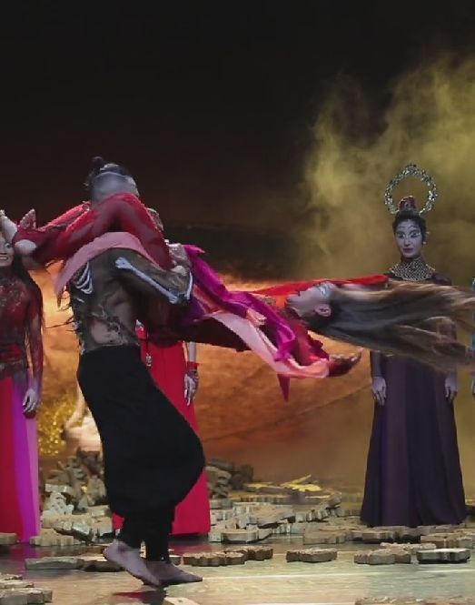 麦当娜|63岁杨丽萍被男粉丝扑倒，场面混乱吓坏众人，起身后忍不住笑了