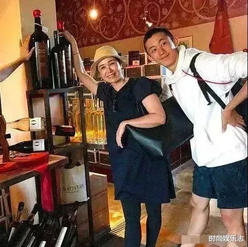 蒋雯丽穿居家服和儿子拍照,颈纹多臂膀粗,开心的老母亲也不在乎